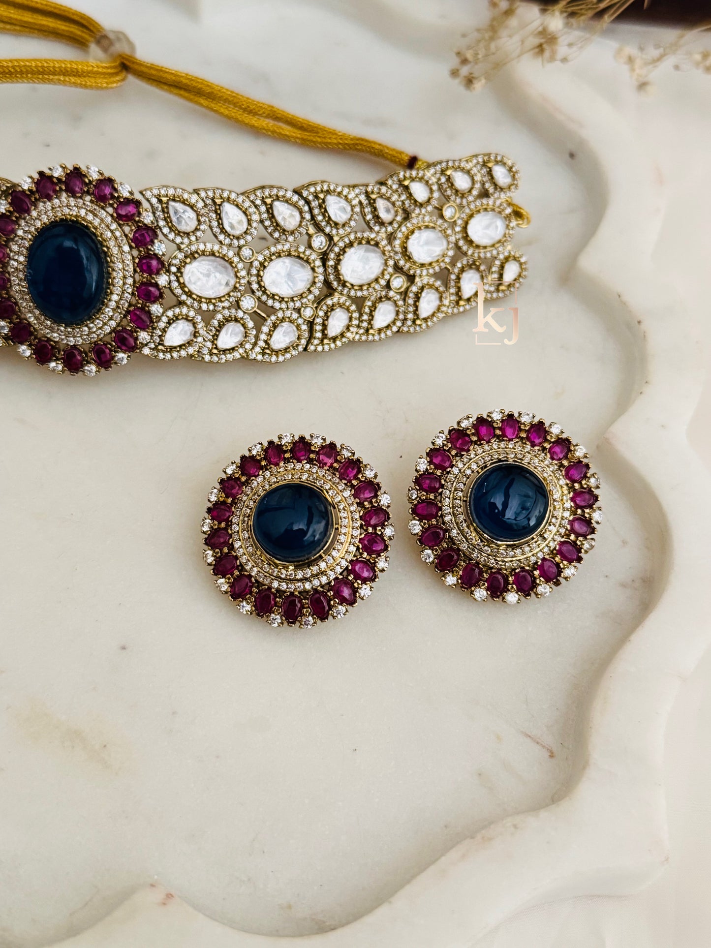Azalea choker set