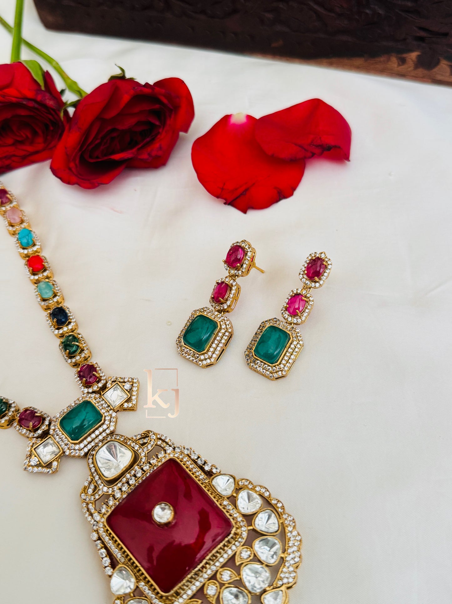 Leslie pendent set