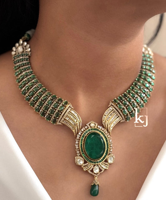Shevin necklace set