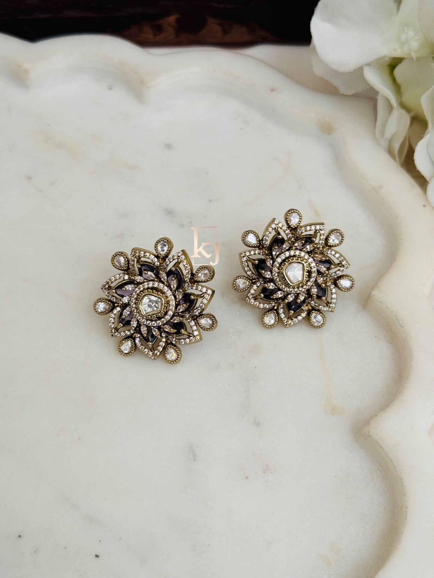 Atiksha studs set
