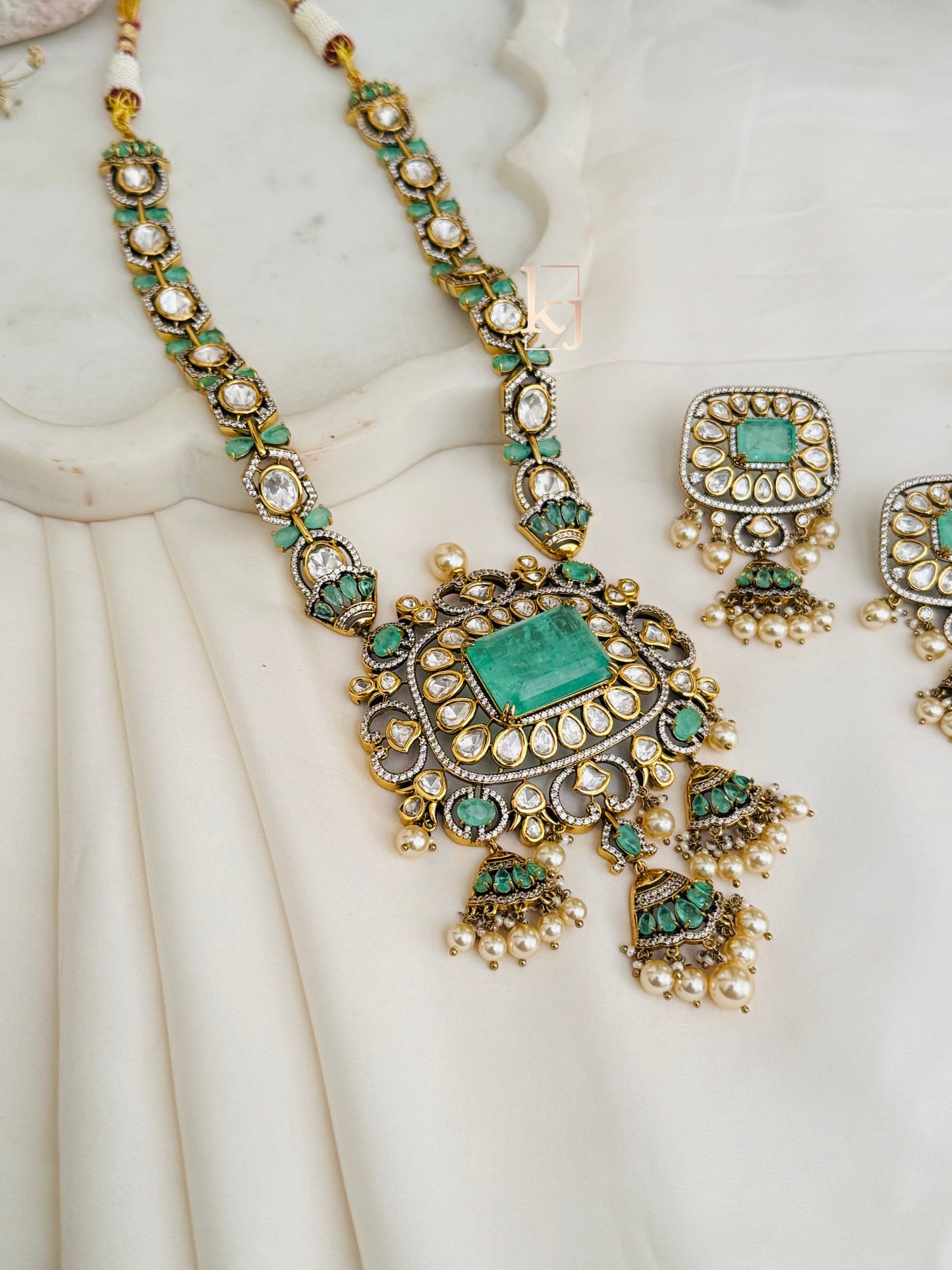 Laliah pendant set