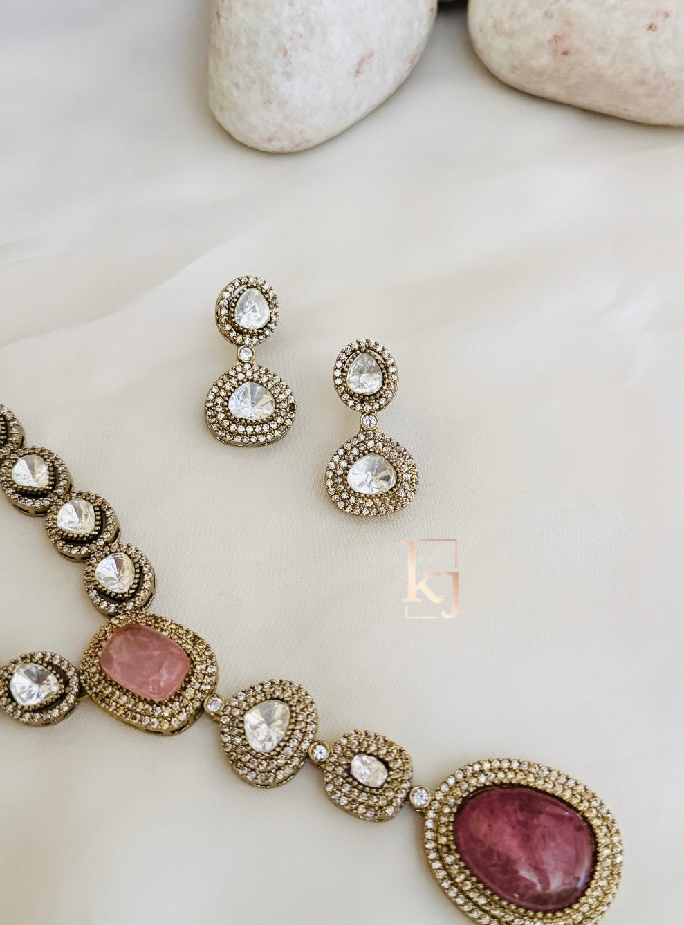 Aida pendant set