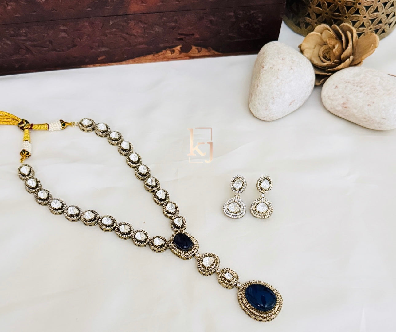 Aida pendant set