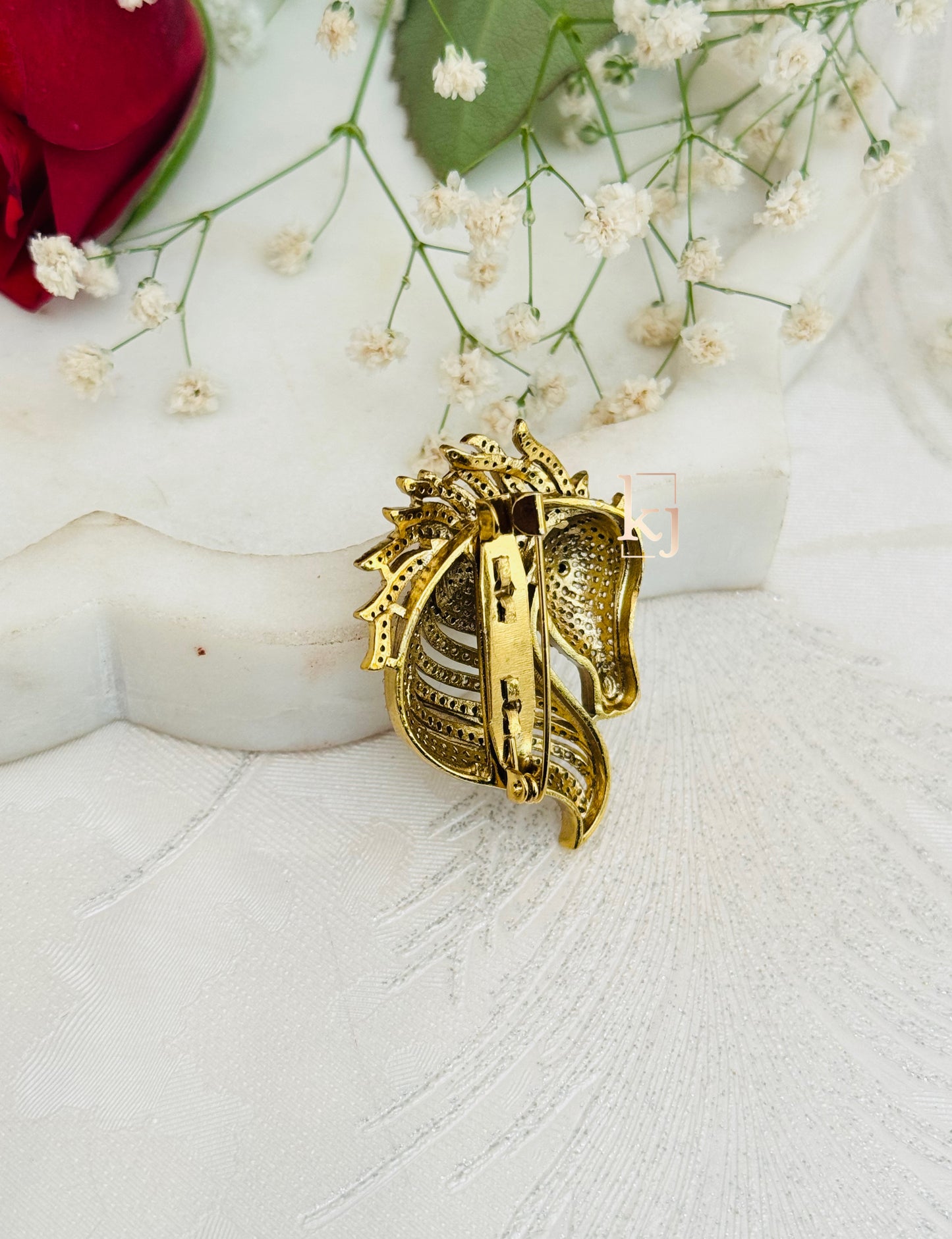Vion brooch