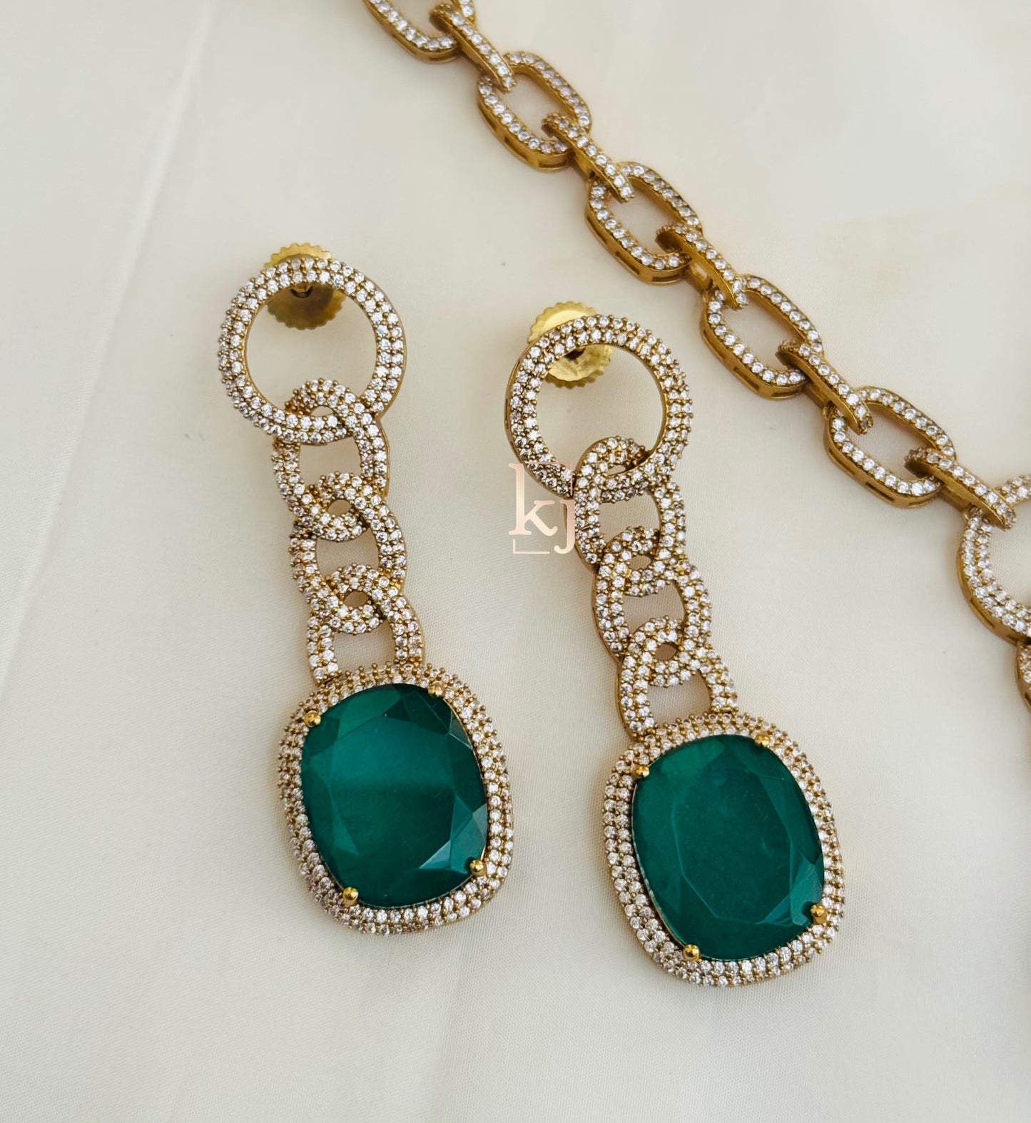 Yuva pendant set