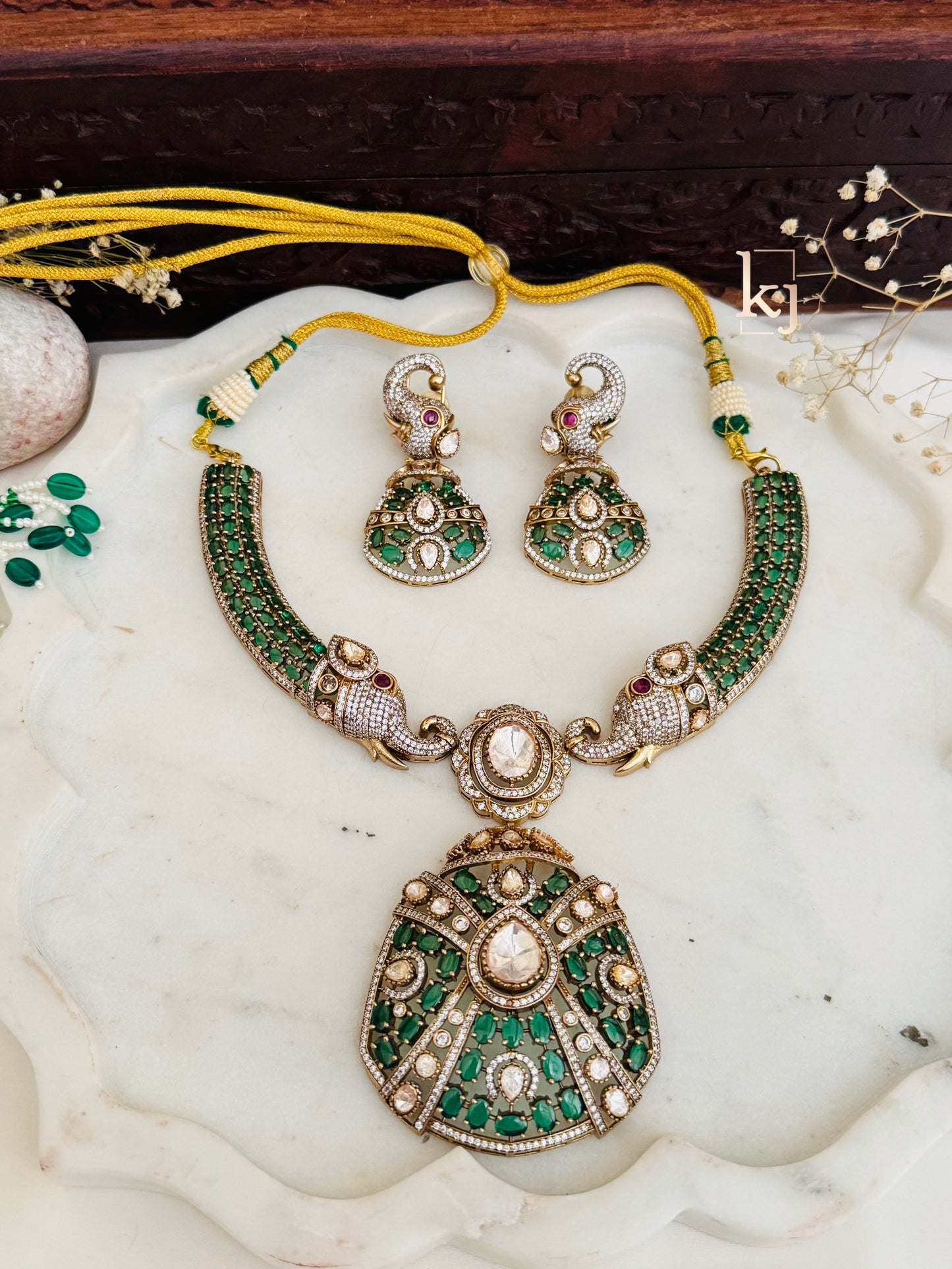 Dorcas pendant set