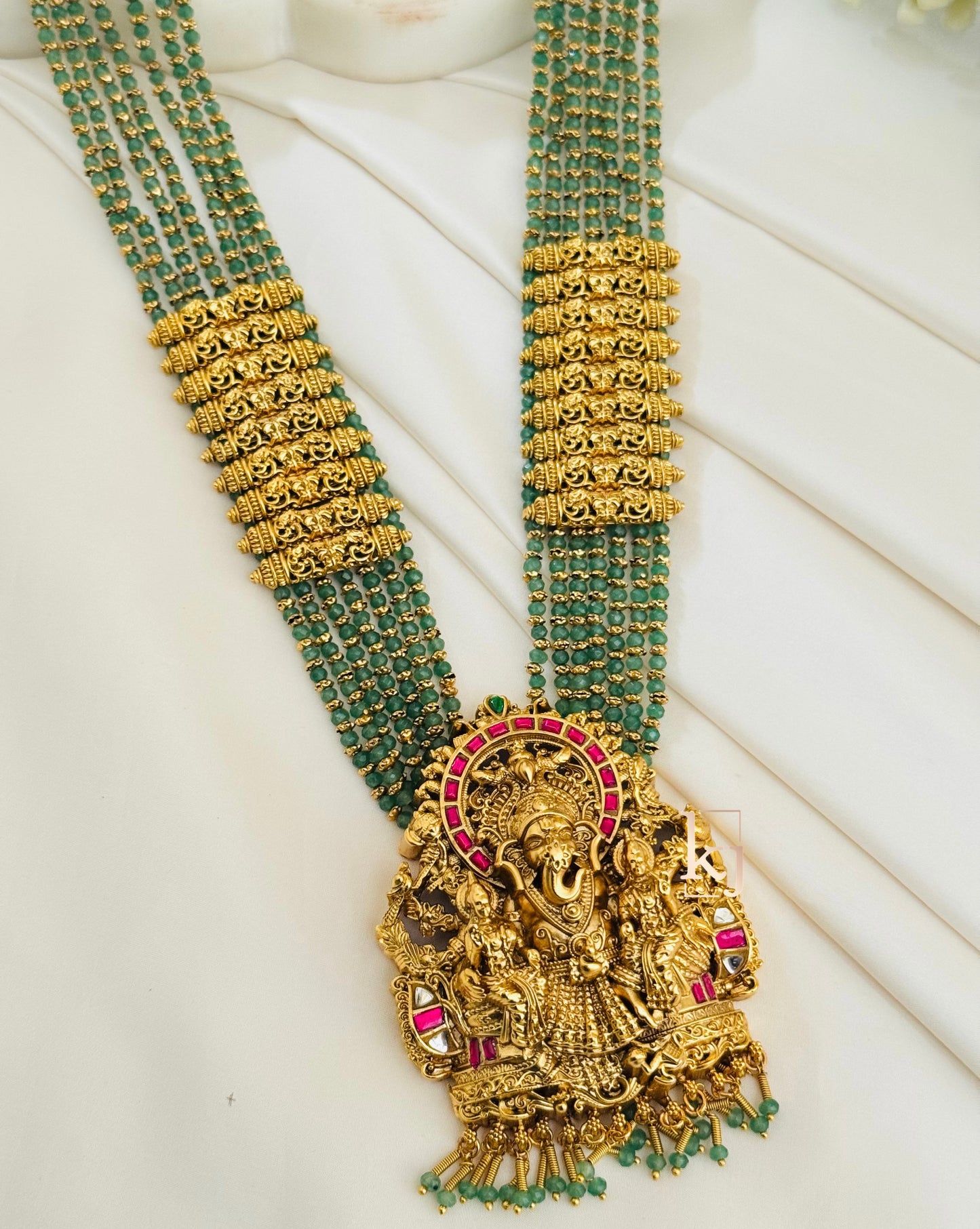 Shri pendant set