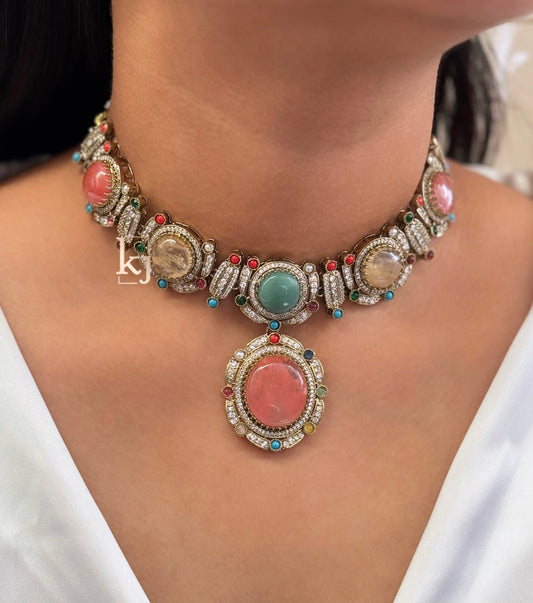 Vyona necklace set