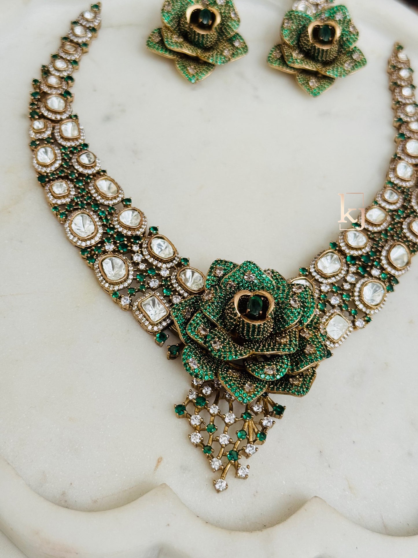 Roselia necklace set