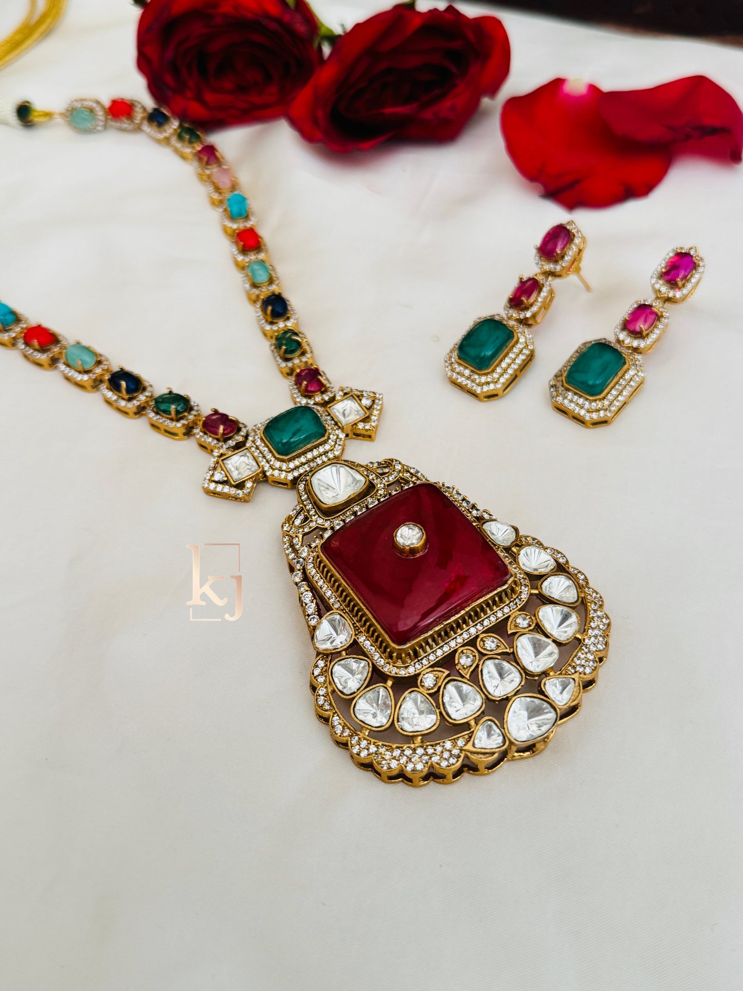 Leslie pendent set