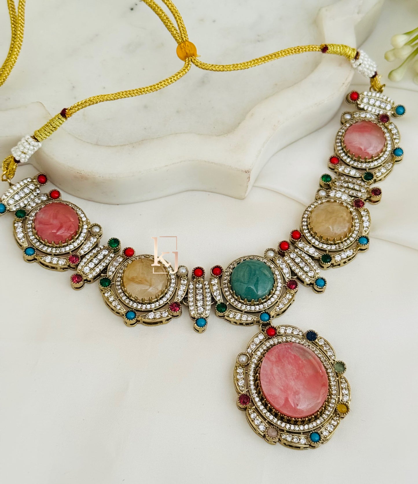 Vyona necklace set