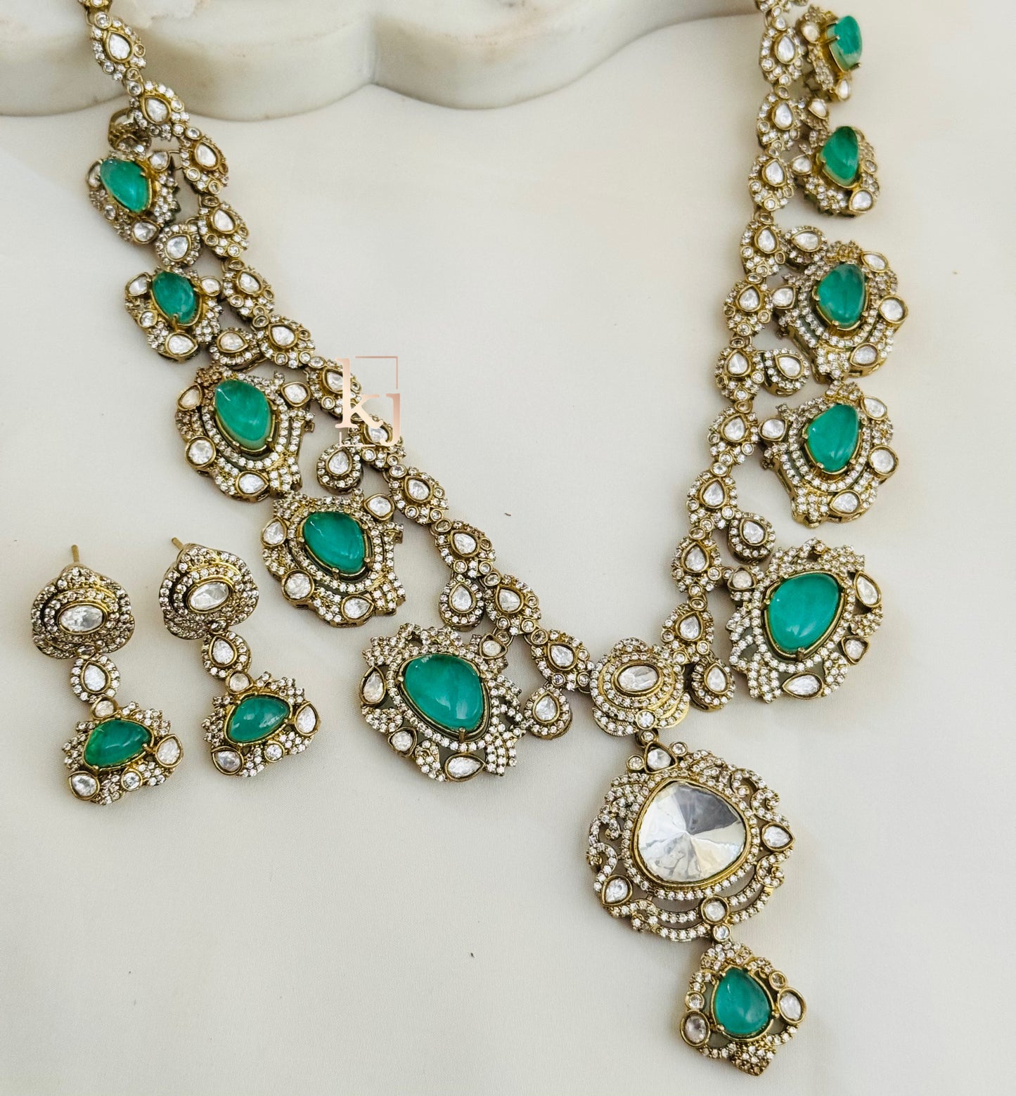 Rezaa necklace set