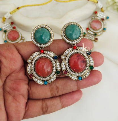 Vyona necklace set