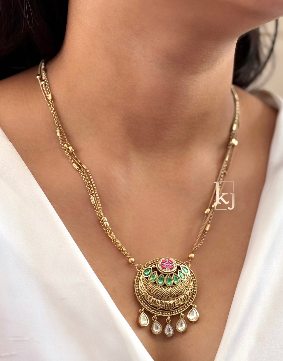 Tvesha pendant set