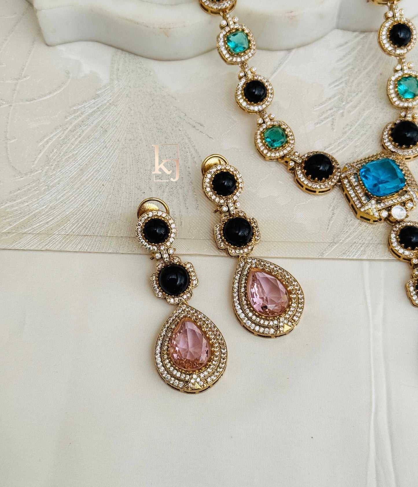 Milicent pendant set