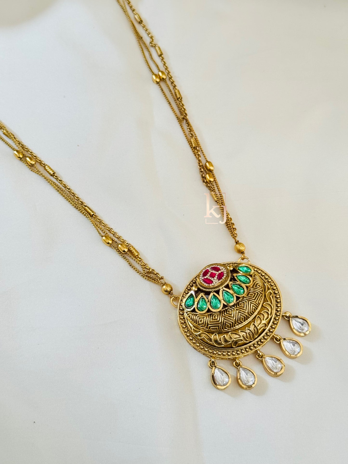 Tvesha pendant set