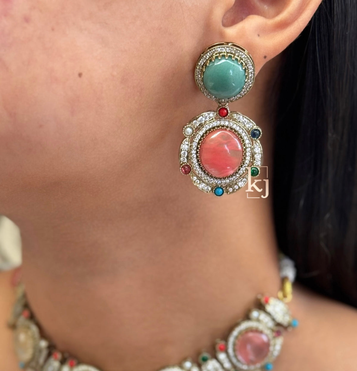 Vyona necklace set
