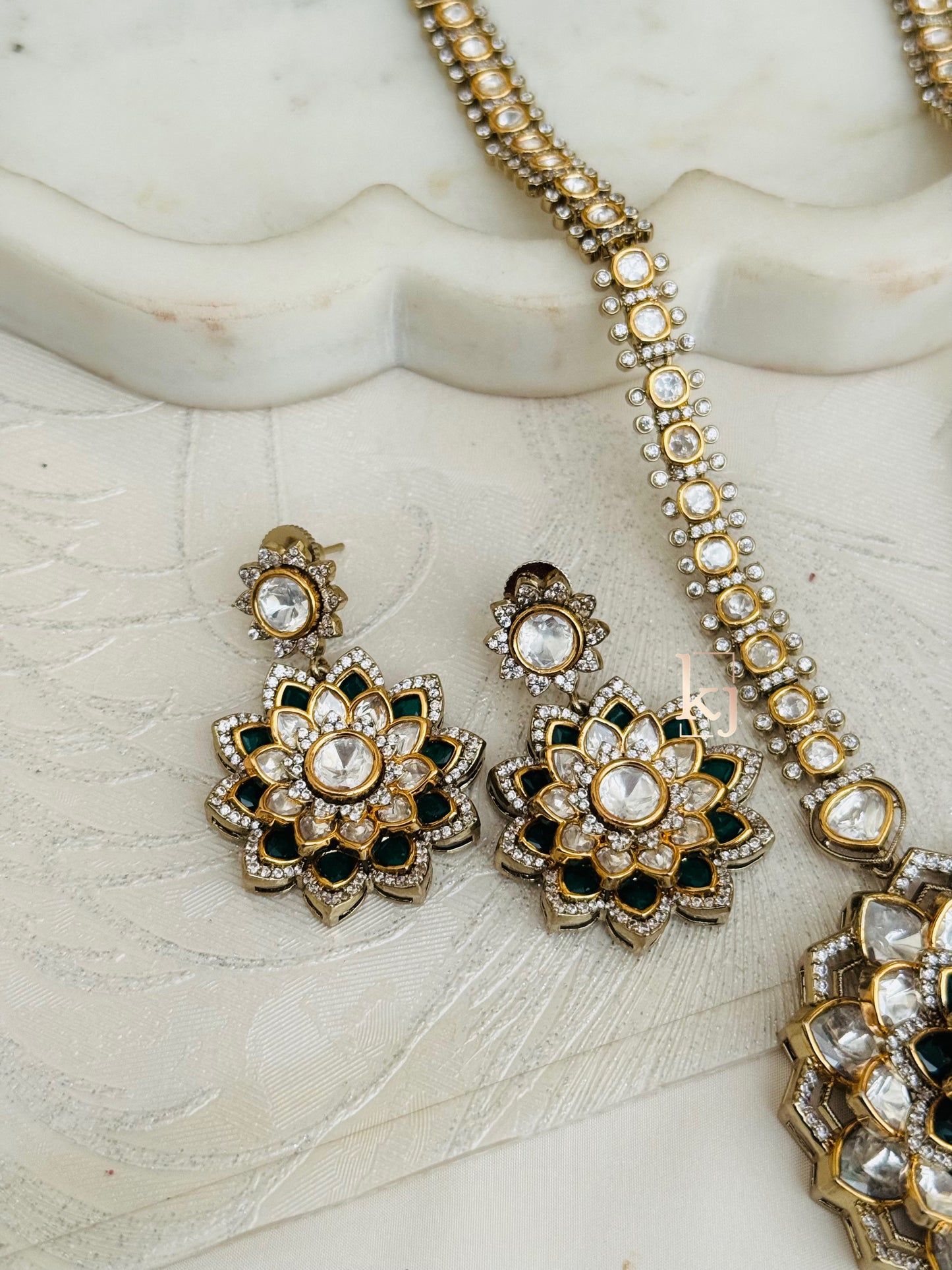 Neolani pendant set