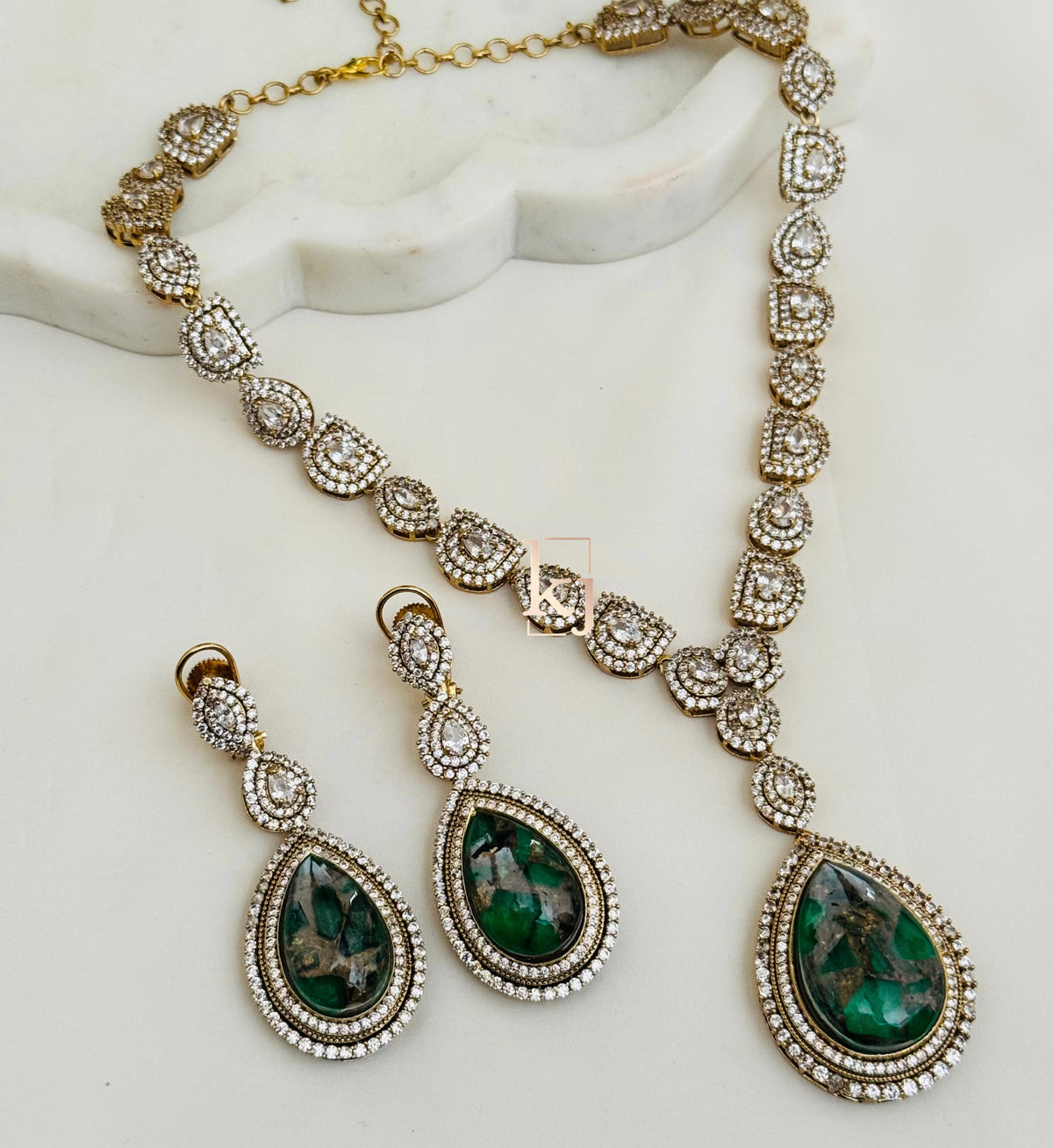 Callisto pendant set