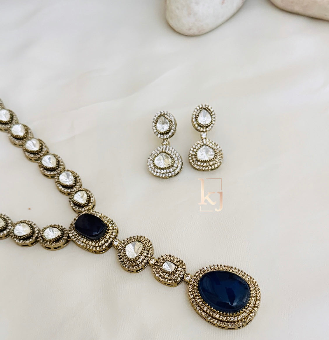 Aida pendant set