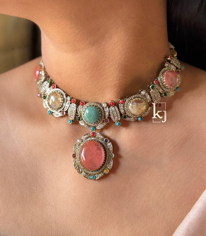 Vyona necklace set
