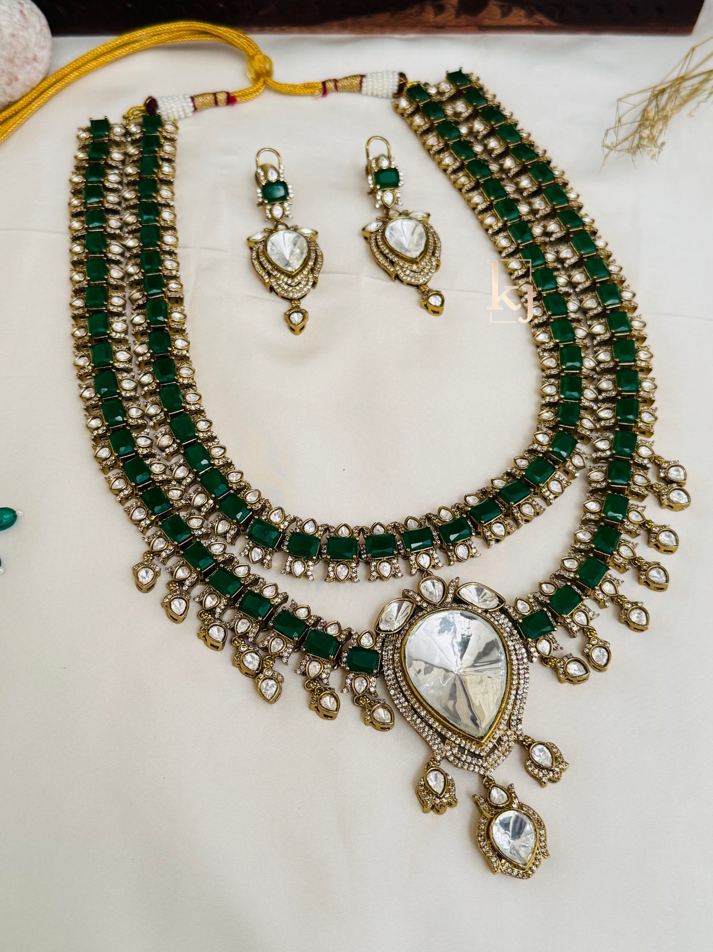 Nivan necklace set