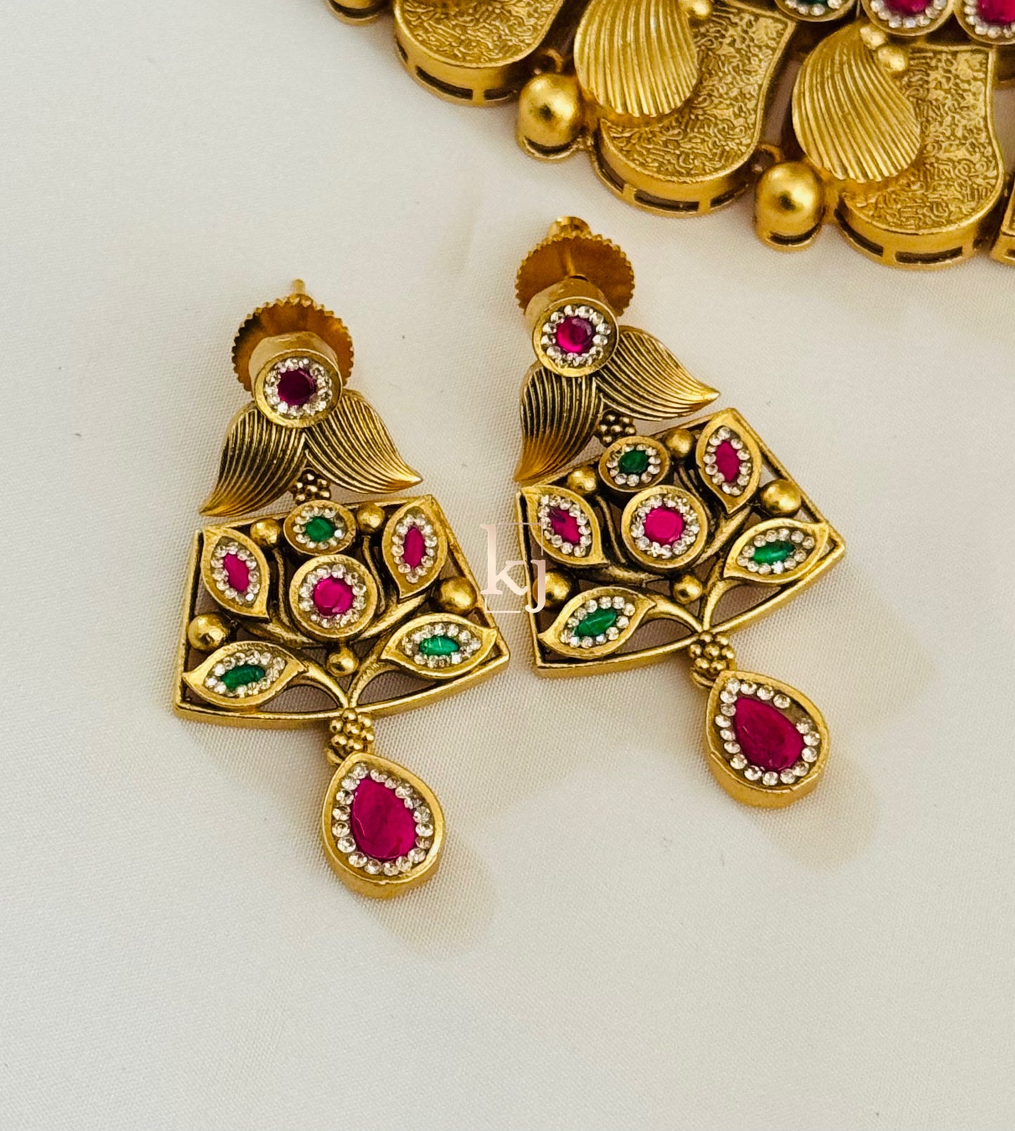 Neshv necklace set