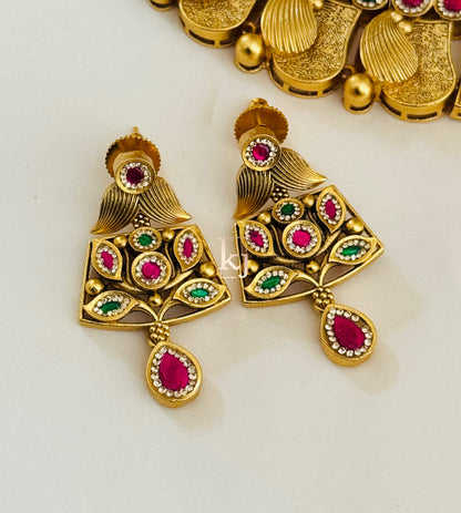 Neshv necklace set