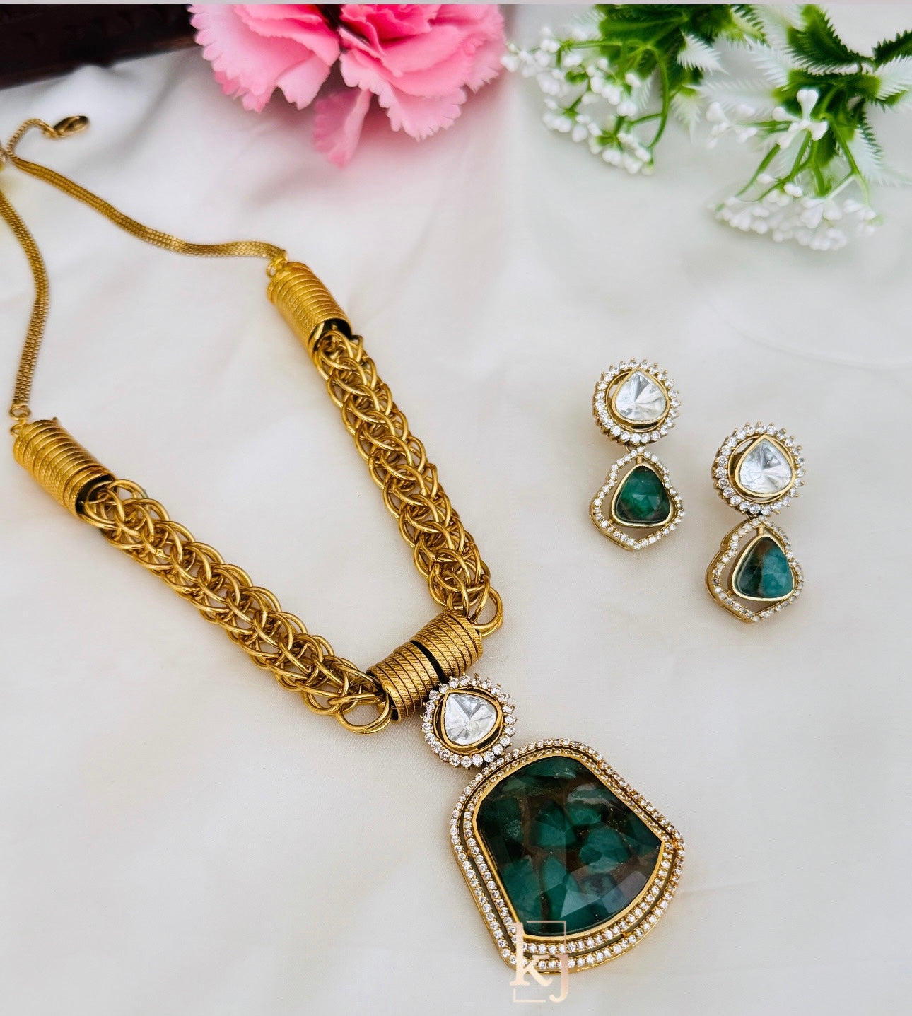 Aanam pendant set