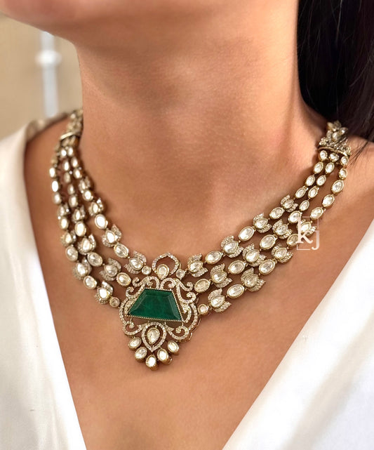 Uniaa necklace set