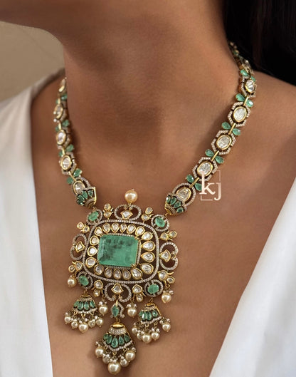 Laliah pendant set