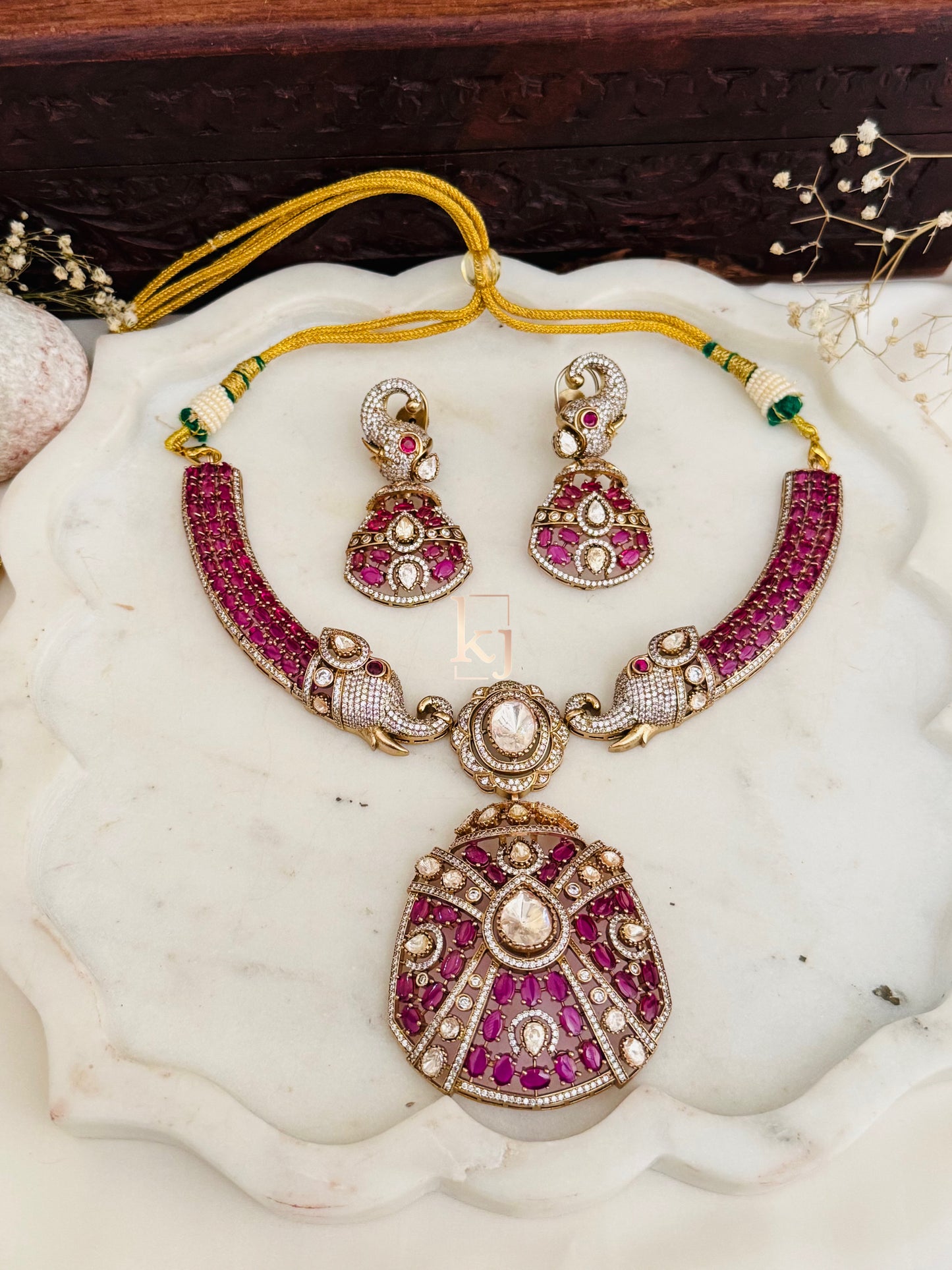 Dorcas pendant set