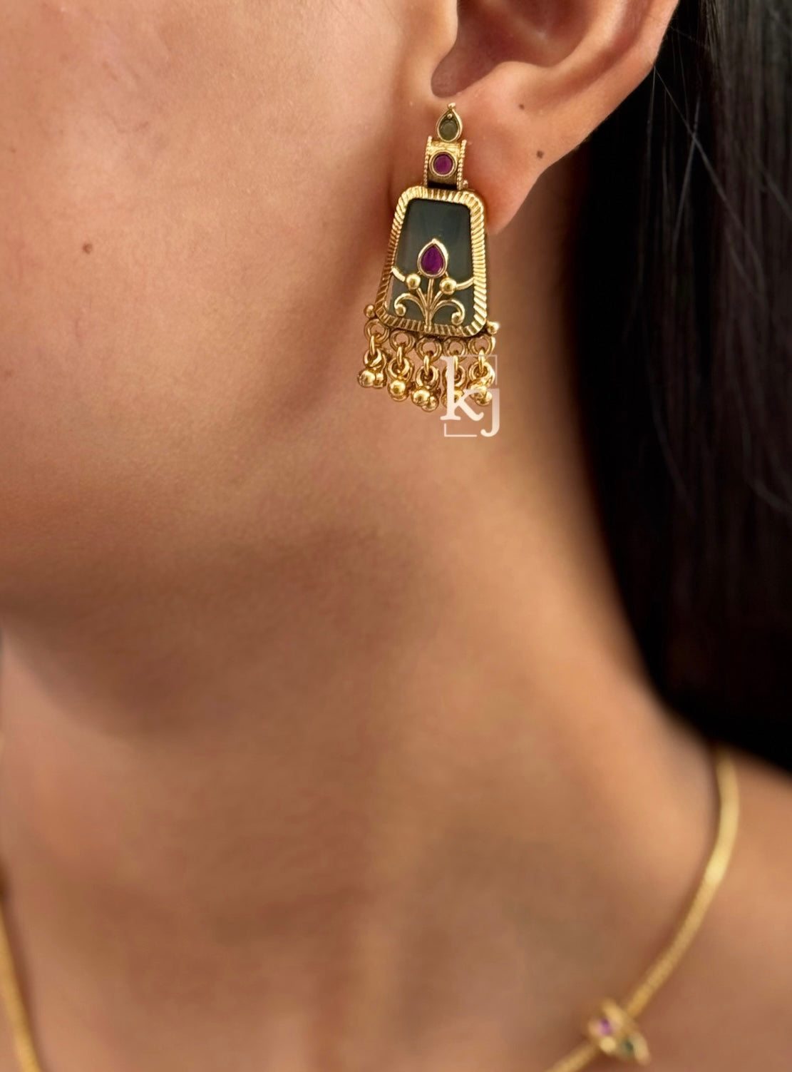 Adhira pendant set