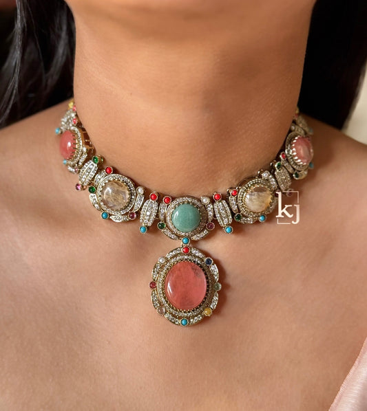 Vyona necklace set