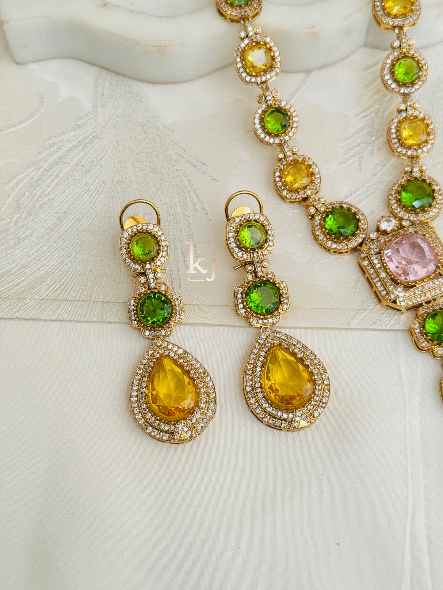 Milicent pendant set