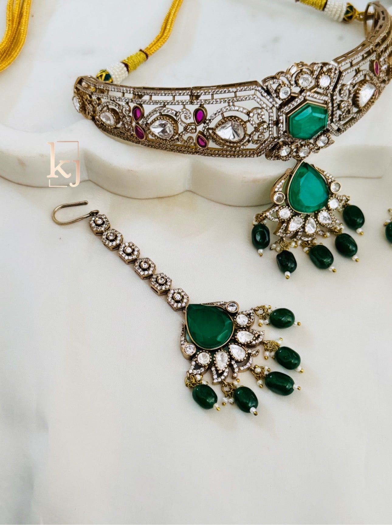 Miara choker set