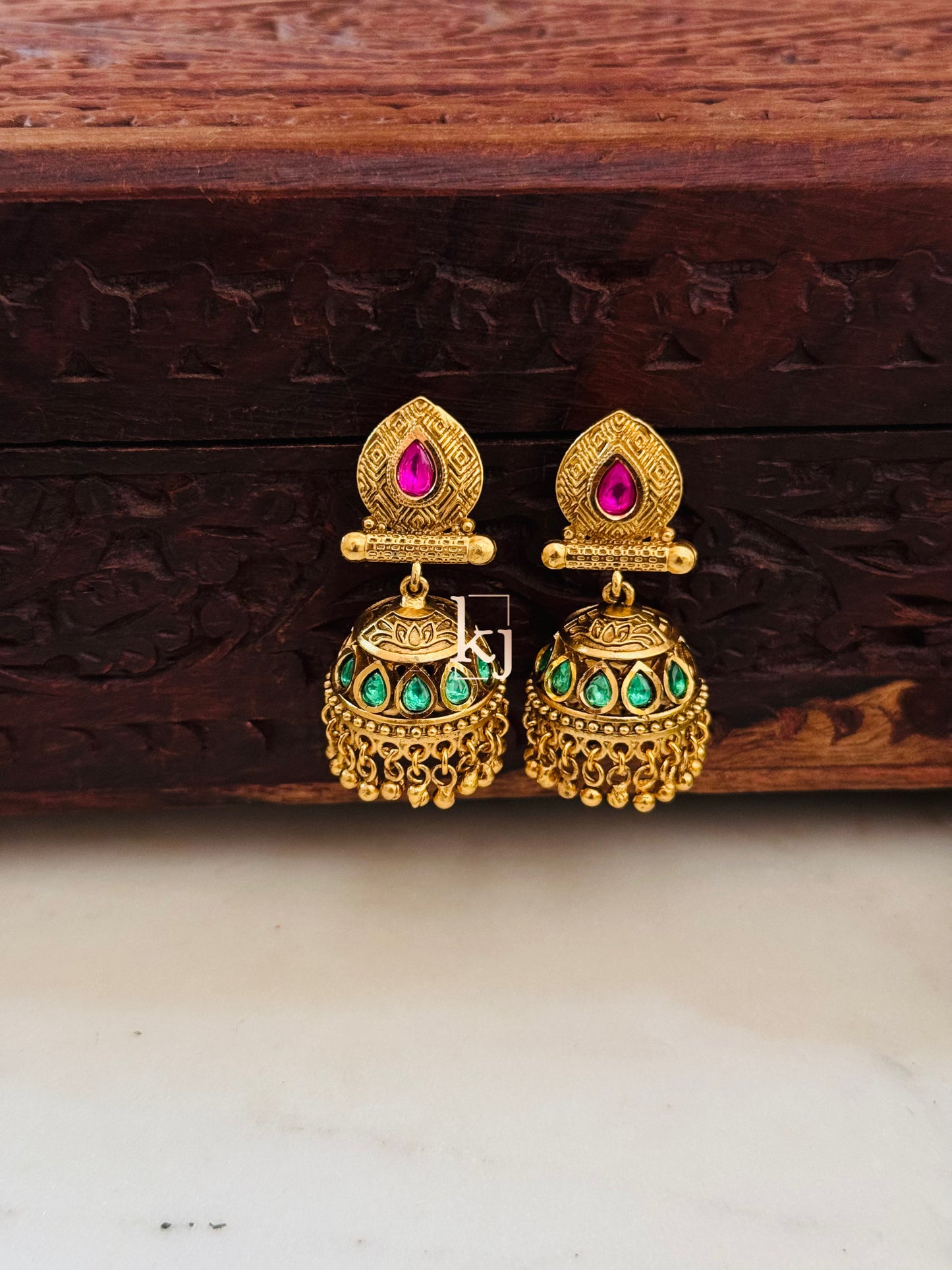 Tvesha pendant set