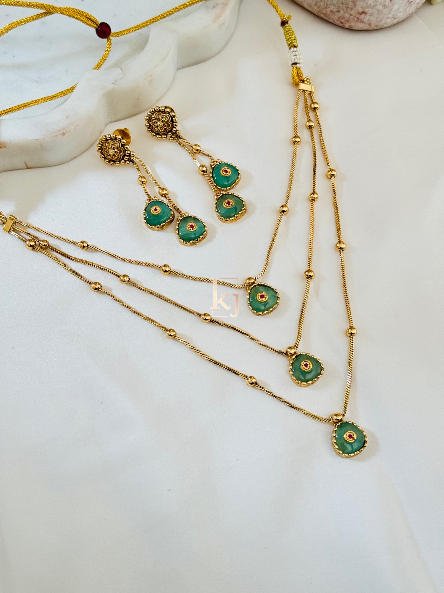 Hiona 3 layer elegant neck set