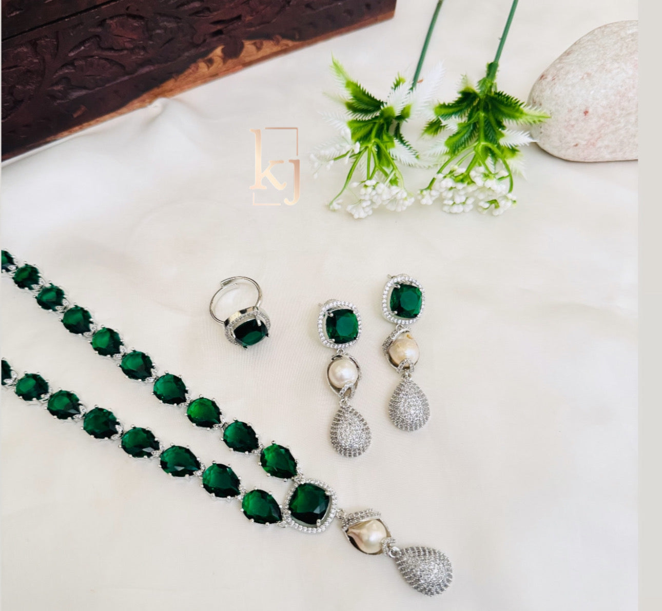 Vaani pendant set