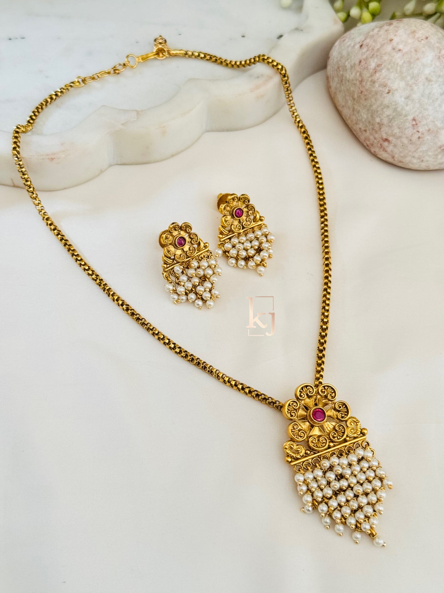 Nirva pendant set