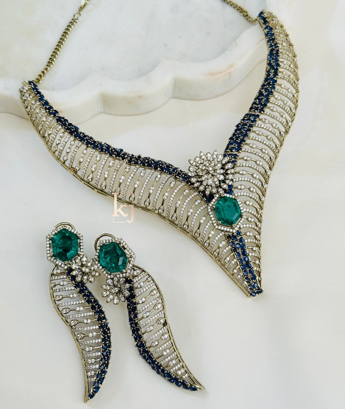 Triya necklace set