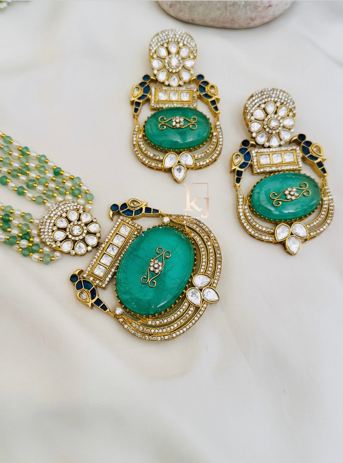 Inayat pendant set