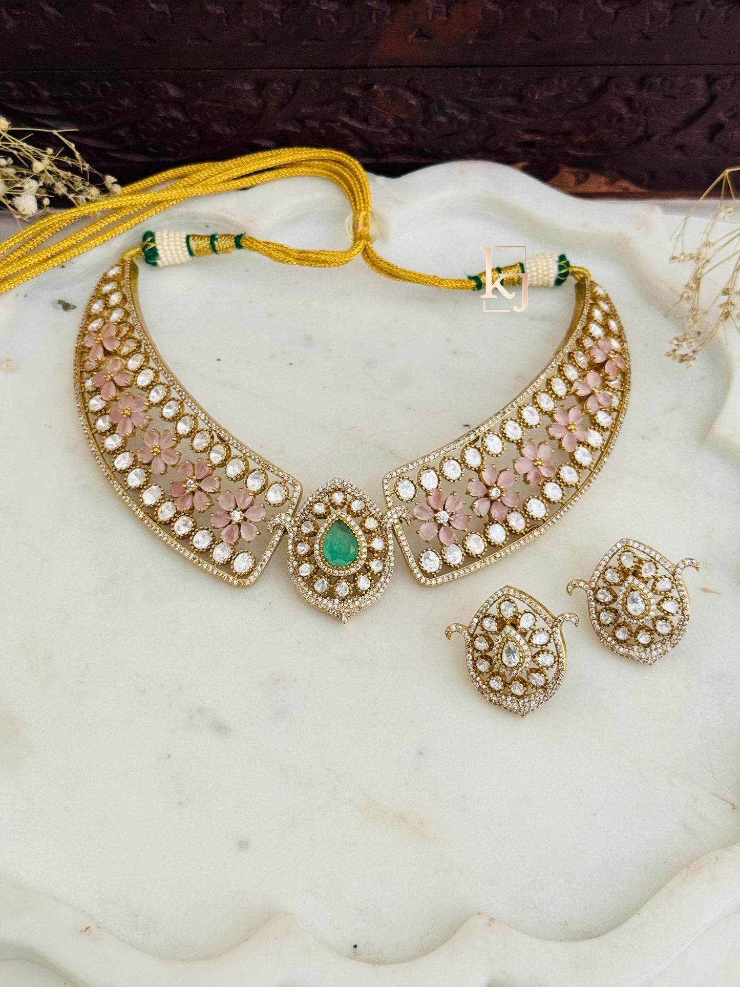 Neve choker set