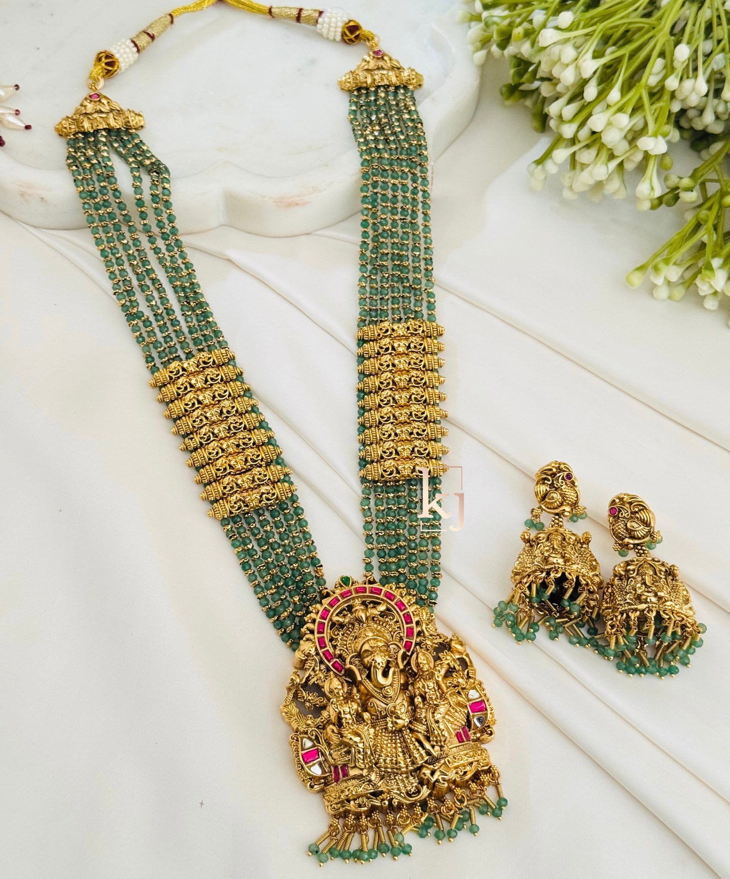 Shri pendant set
