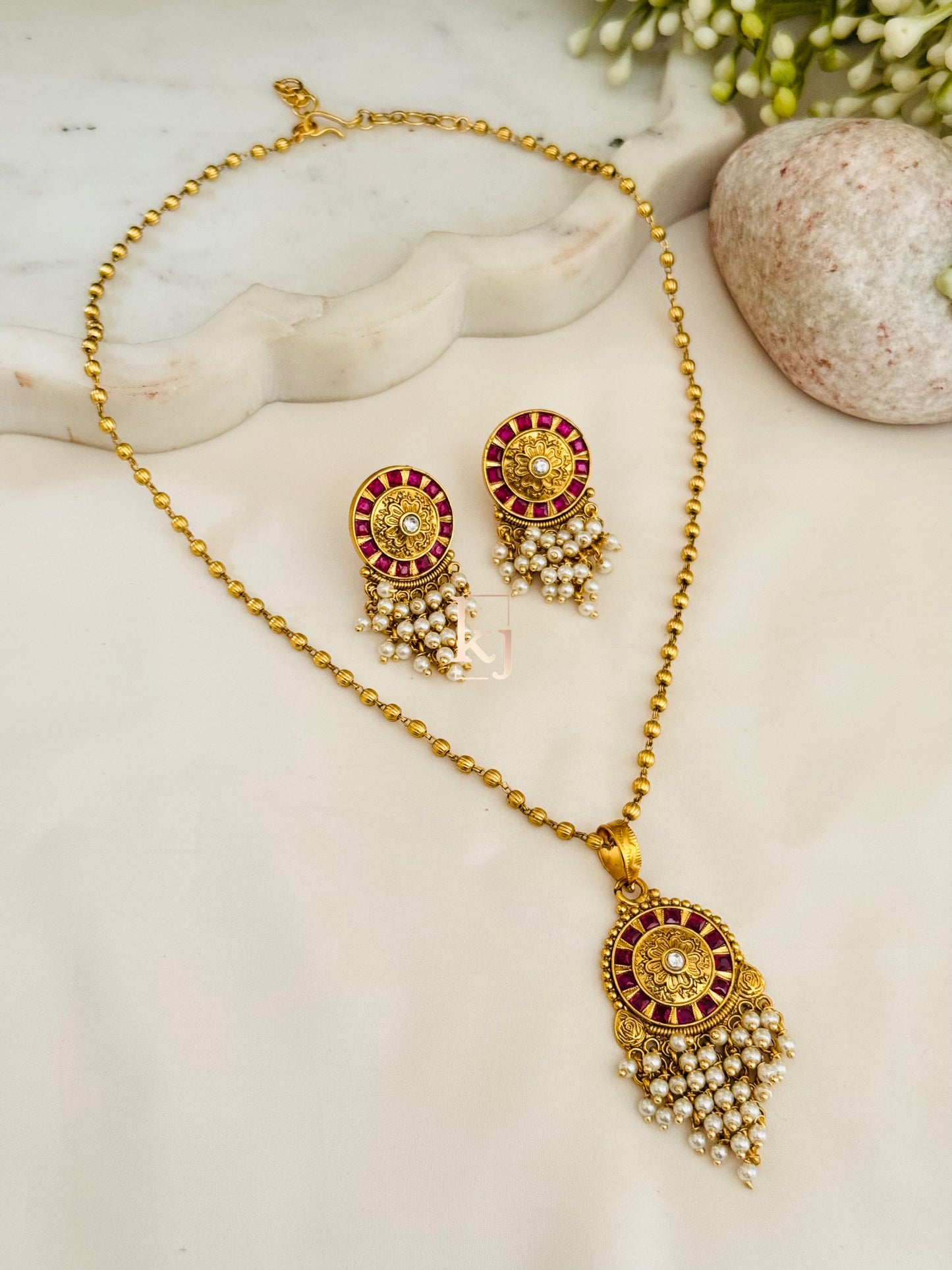 Shiri pendant set