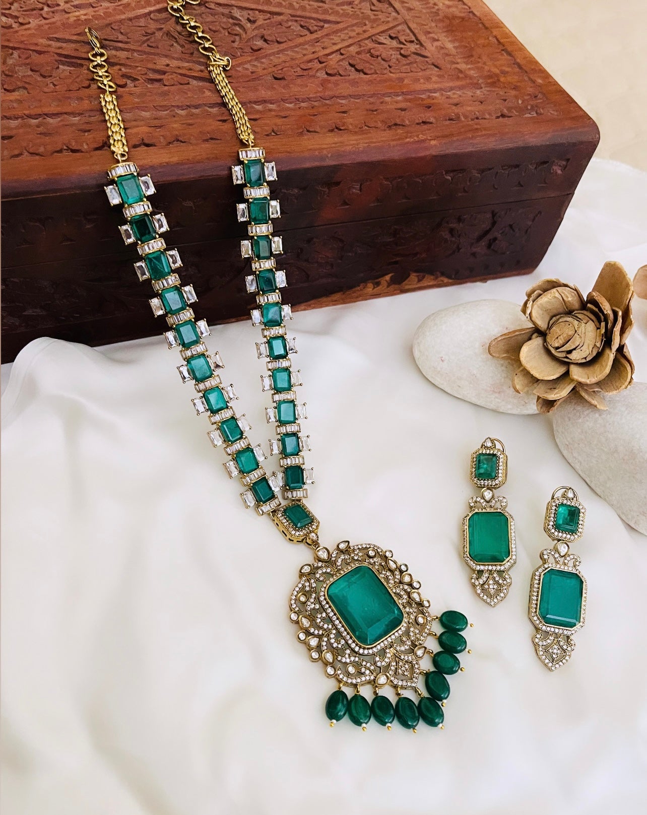 Dania Green Necklace Set