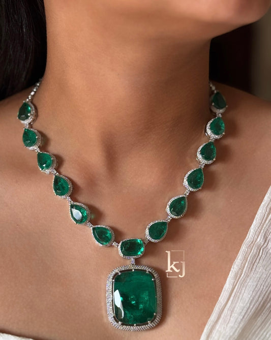 Avayah pendant set