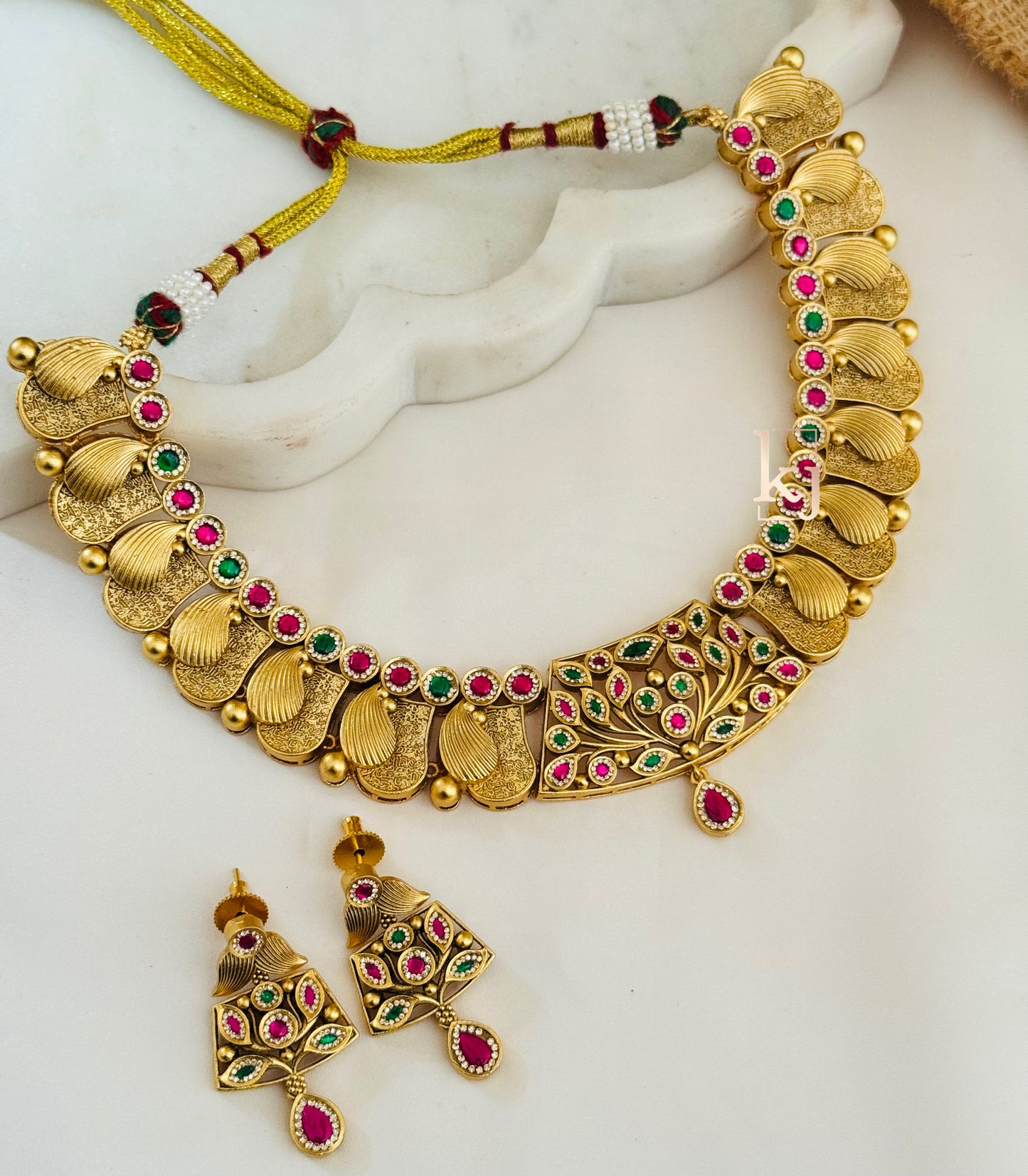 Neshv necklace set