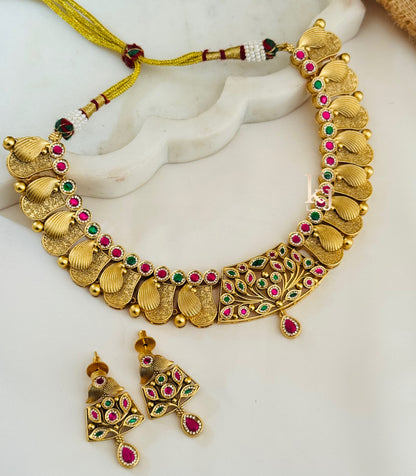 Neshv necklace set