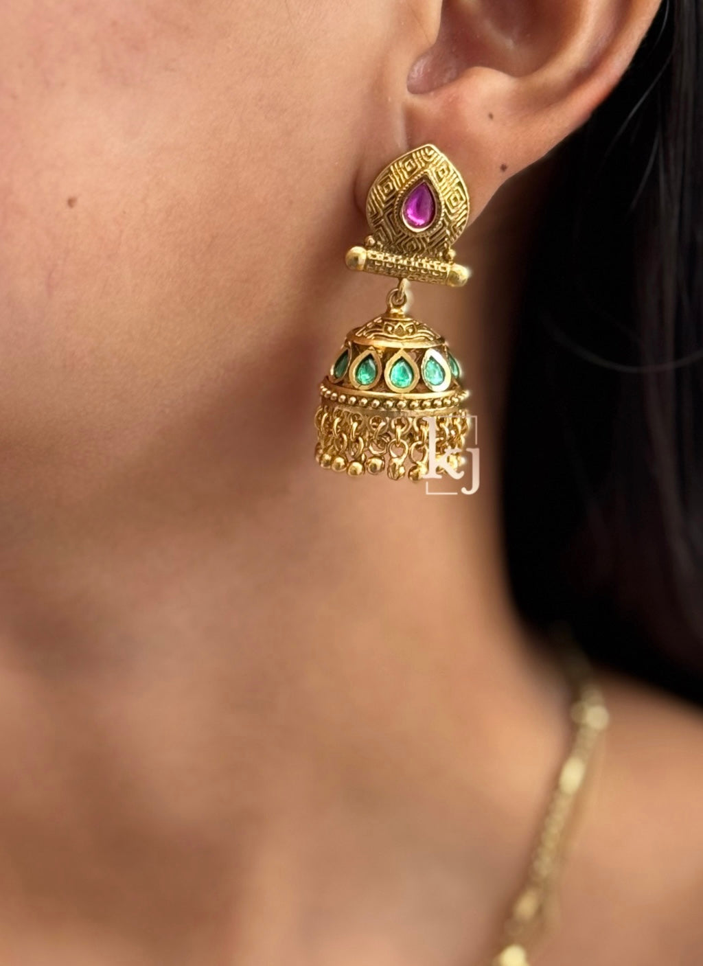 Tvesha pendant set
